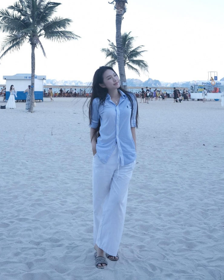 Các trang phục của nhà mốt giới 'giàu ngầm' yêu thích được nhận diện bằng logo hình kỵ sĩ chơi polo trên ngực áo. Dù đi biển, Hải My chọn cách mặc kín đáo với sơ mi, quần dài. Cô hoàn thiện set đồ bằng đôi dép Dior thoải mái.