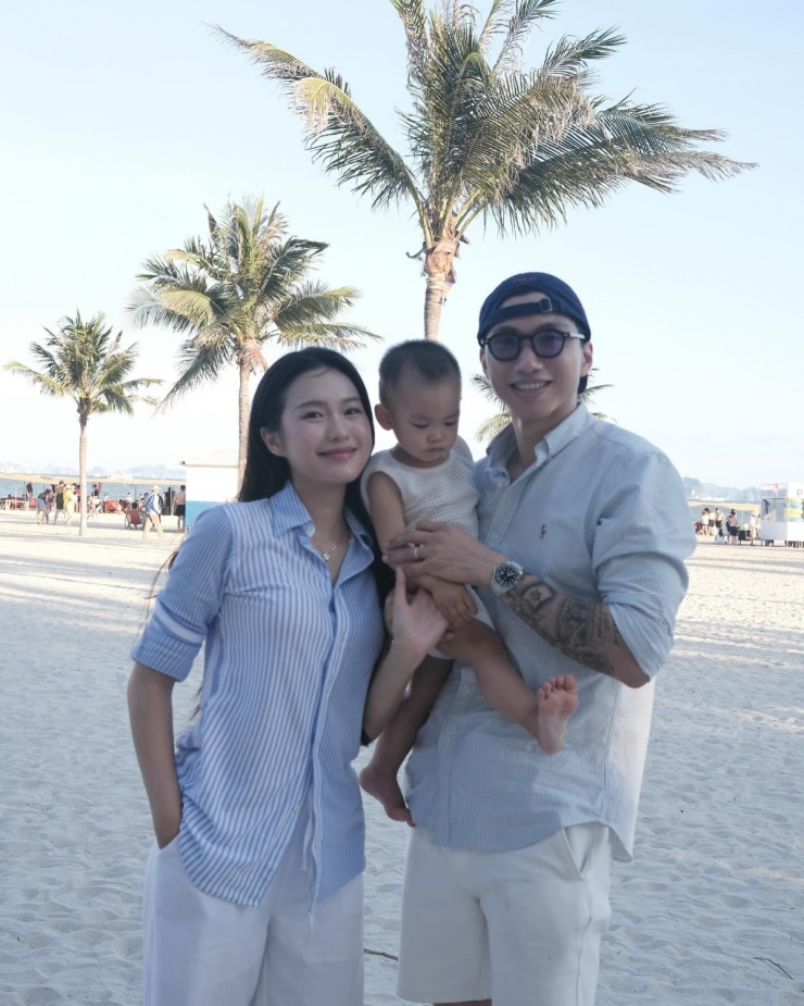 Mùa hè, Hải My và Văn Hậu chuộng những mẫu sơ mi mát mẻ của Polo Ralph Lauren. Đây là thương hiệu nổi tiếng với những mẫu áo thanh lịch, tối giản, sử dụng chất liệu linen mềm mại.