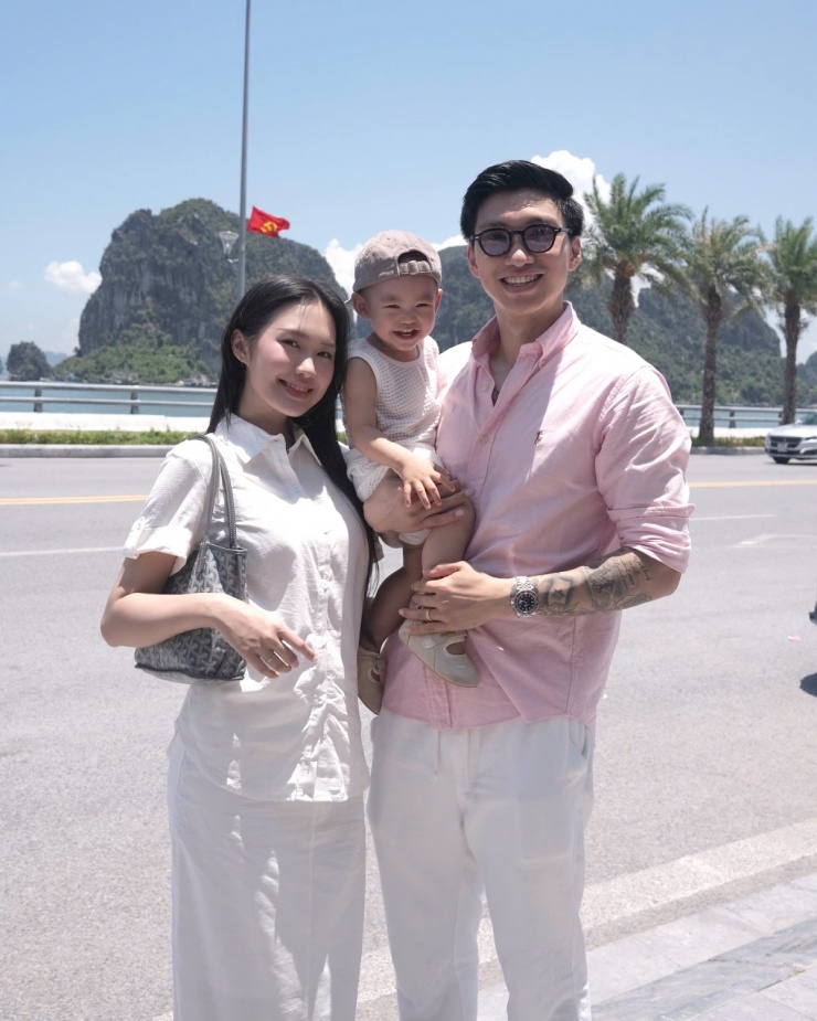 Văn Hậu - Hải My và bé Lúa lên đồ tông màu trắng - hồng cùng những mẫu sơ mi tối giản cũng của Polo Ralph Lauren.