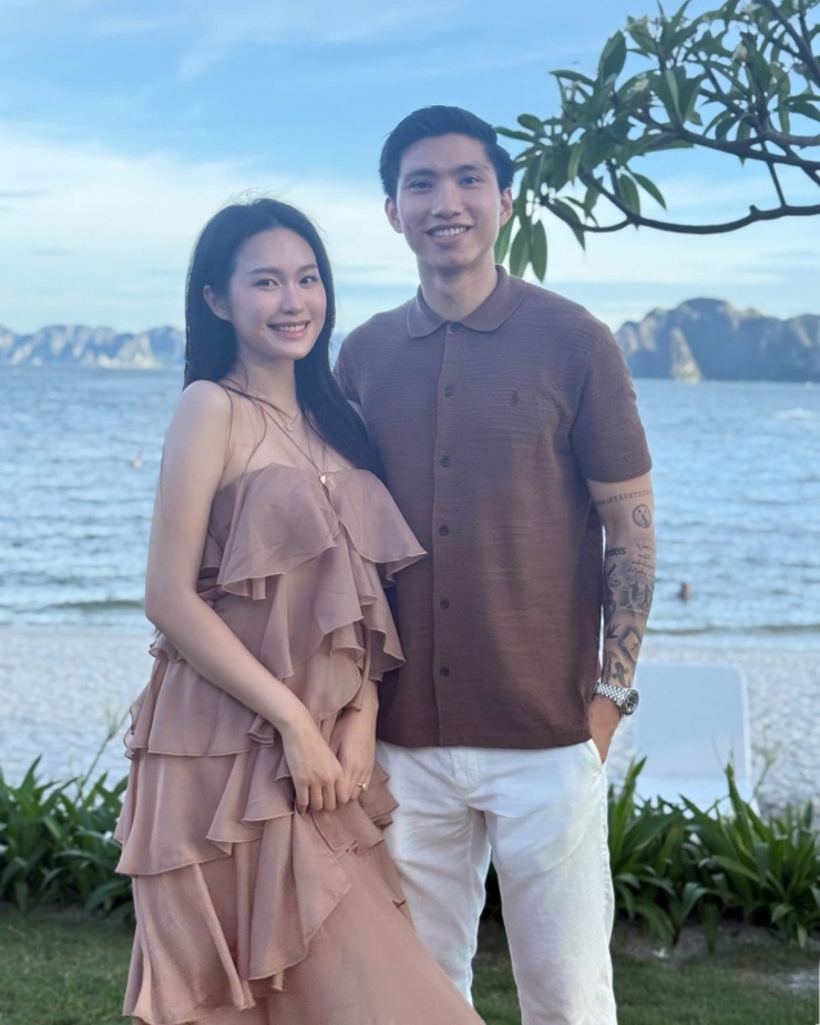 Văn Hậu - Hải My thường được khen có phong cách đẹp mắt, không phô trương. Mỗi khi sánh đôi, cặp sao thích mặc đồ đồng điệu, thể hiện sự ăn ý. Hiện tại, hậu vệ người Thái Bình vẫn trong giai đoạn tập luyện phục hồi chấn thương. Anh được chờ đợi sẽ trở lại thi đấu vào mùa giải 2025-2026.