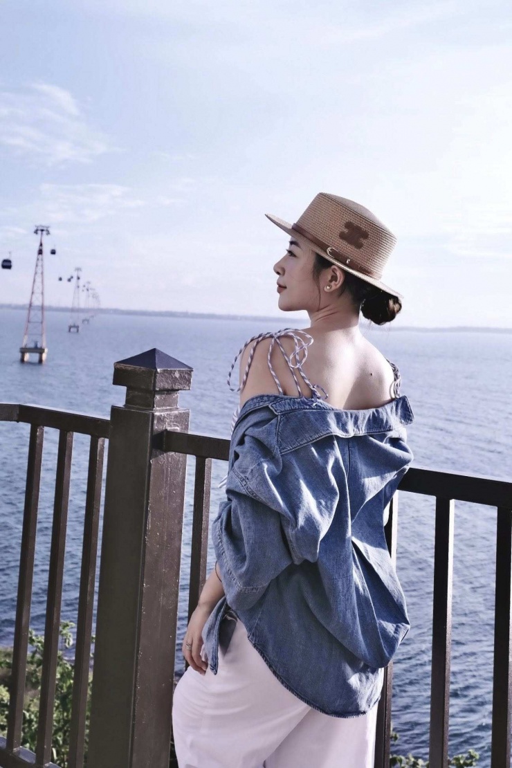 Trong một outfit khác đi biển, Võ Nhật Linh diện phong cách "nửa kín nửa hở" cuốn hút.