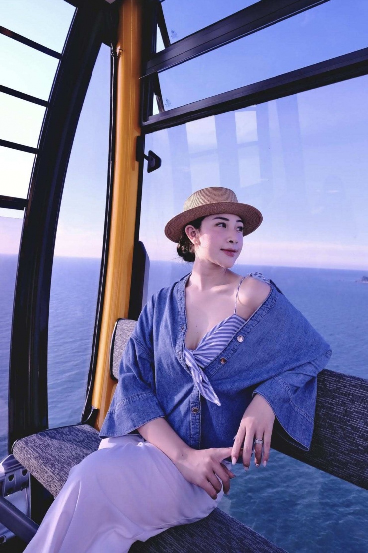 Võ Nhật Linh sinh năm 1997, từng được biết đến với cái tên “hot girl cô giáo” khi thực tập tại Nghệ An. Cô tốt nghiệp Giáo dục mầm non tại Cao đẳng Sư phạm Nghệ An, sở hữu vẻ ngoài xinh đẹp, làn da trắng sáng.