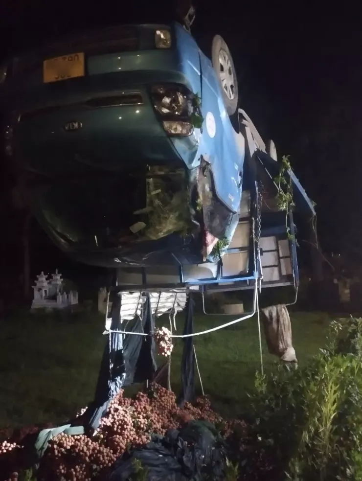 Chiếc xe tải chở vải bị hư hỏng nặng sau tai nạn. Ảnh: MXH
