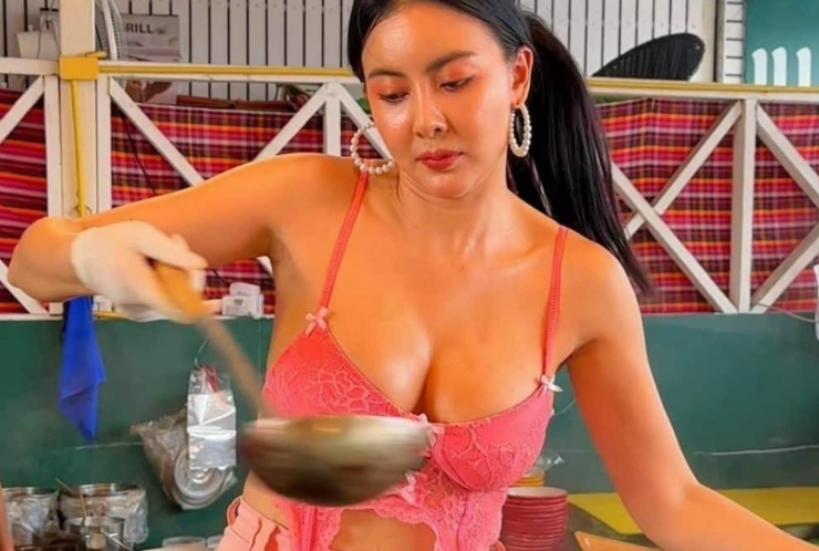 Cô chủ nhà hàng xinh đẹp gây tranh cãi vì ăn mặc gợi cảm mỗi ngày hút thực khách. Ảnh: Thethaiger