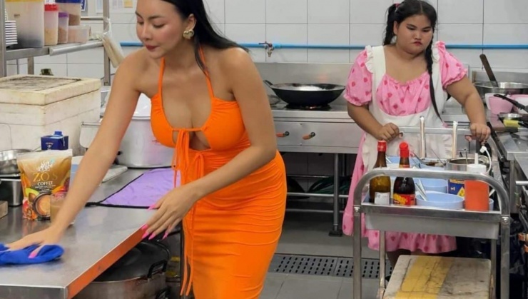 Cô chủ nhà hàng đang lau dọn bếp. Ảnh: Thethaiger