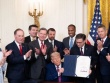 Ông Trump công bố thuế 25-40% lên 14 nước: Giá vàng vọt tăng, toàn cầu rúng động