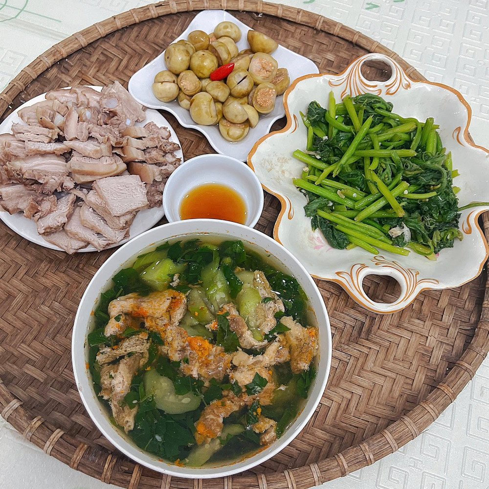 Thương vợ thiệt thòi, chồng hết lòng bù đắp bằng những mâm cơm đầm ấm - 2