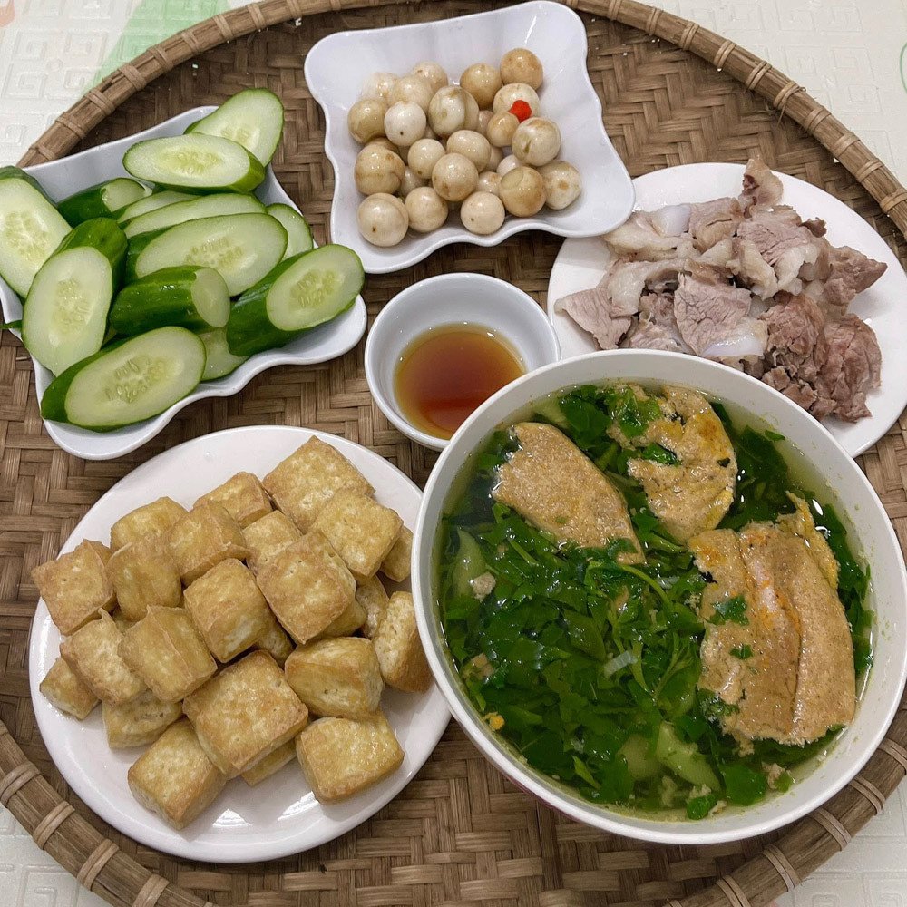 Thương vợ thiệt thòi, chồng hết lòng bù đắp bằng những mâm cơm đầm ấm - 12