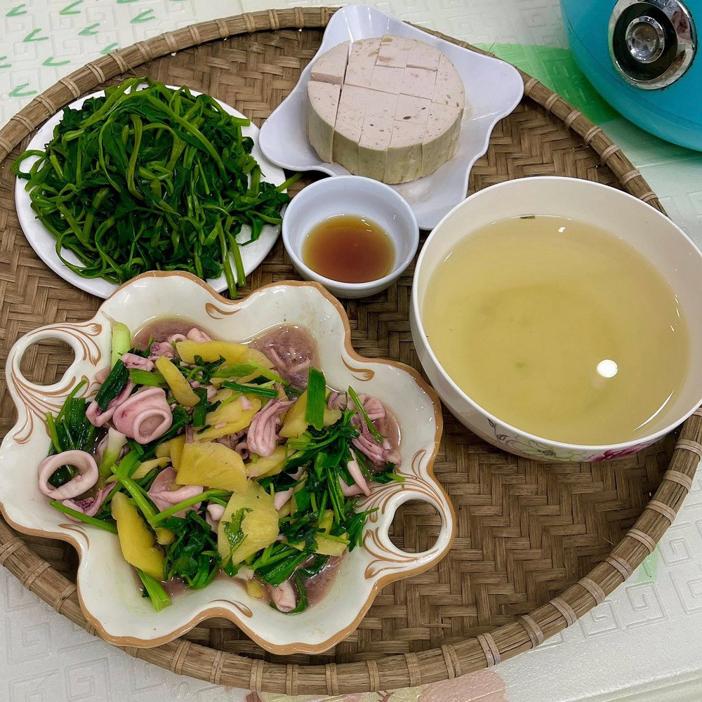 Bữa cơm tối là lúc Vui an nhàn tận hưởng sự quan tâm của chồng