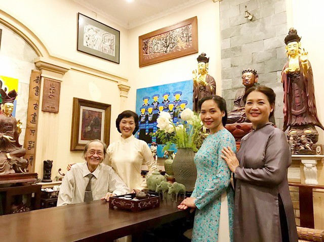 NSND Trần Tiến và 3 con gái.