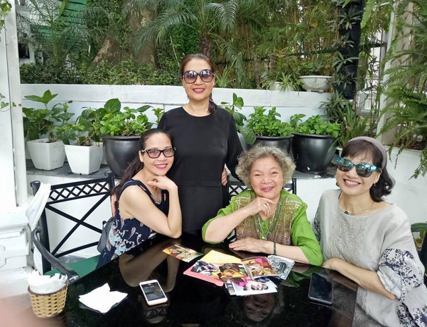 NSND Lê Mai hạnh phúc bên 3 con gái Lê Vân, Lê Khanh, Lê Vi.