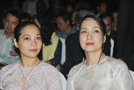 NSƯT Lê Vi (bìa trái) và chị gái - NSND Lê Khanh.
