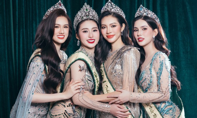 Top 4 Miss Earth Vietnam 2025 (từ trái qua): á hậu Mỹ Anh, hoa hậu Trâm Anh, á hậu Bùi Lý Thiên Hương, á hậu Linh Đan.