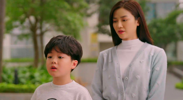 Trong "Cầu vồng ở phía chân trời", bé Khoai là con trai Oanh (diễn viên Anh Đào). Ảnh VTV