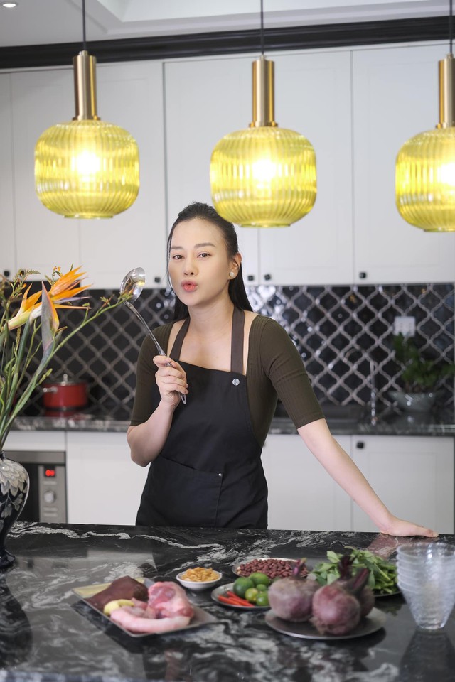 Phương Oanh và căn bếp trong căn biệt thự triệu đô.