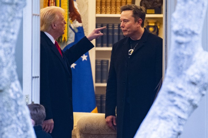 Tổng thống Mỹ Donald trump (trái) và tỷ phú Elon Musk tại Nhà Trắng ở thủ đô Washington ngày 14/3. Ảnh: AFP