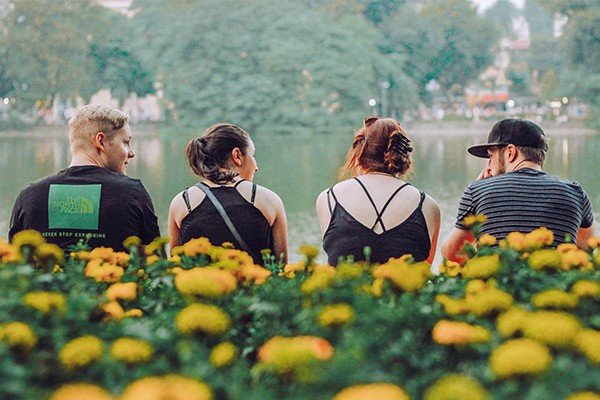 Du khách Tây du lịch tại Hà Nội. Ảnh Internet