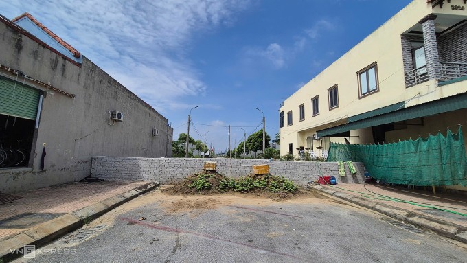 Trước bức tường, ông Long cho đổ hai đống đất để hạn chế tai nạn. Ảnh: Lê Hoàng