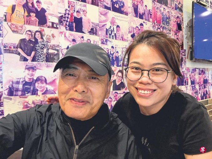 Châu Nhuận Phát selfie với con gái của Thái Thúy Thúy, hiện làm chủ chi nhánh thứ ba của chuỗi bak kut teh gia đình. Ảnh: Zaobao