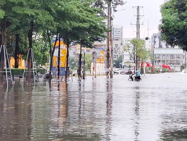 Khu vực Quảng trường 3/2 ở phường Bắc Giang bị ngập sâu khi trời mưa to. Ảnh: Nguyễn Thắng