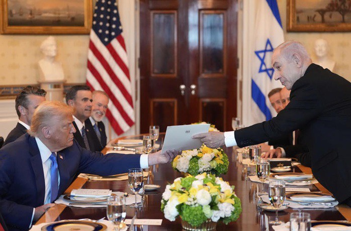 Thủ tướng Israel Benjamin Netanyahu trao thư đề cử Giải Nobel Hòa bình cho Tổng thống Mỹ Donald Trump. Ảnh: AP