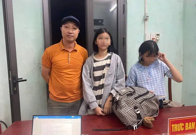 Sau nhiều giờ lần tìm manh mối, anh Nguyễn Hữu Hiếu cùng lực lượng công an đã tìm thấy địa điểm 2 cháu và đón về nhà an toàn.