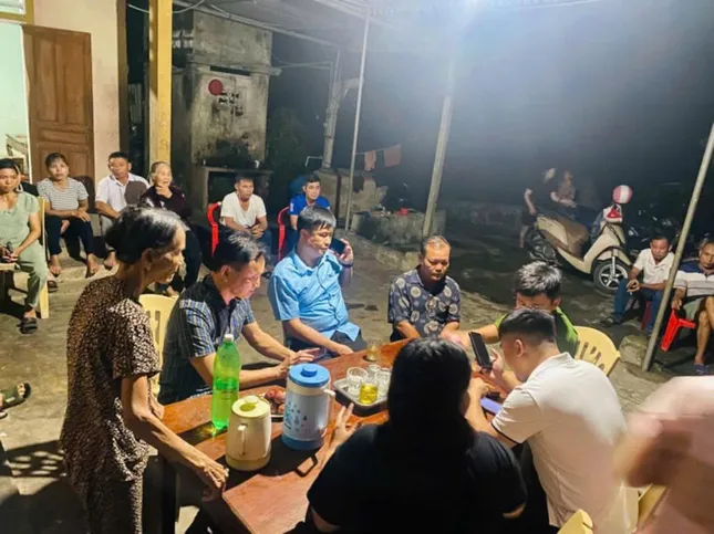 Chính quyền địa phương, cơ quan công an có mặt tại nhà 2 cháu bé để phối hợp tìm kiếm thời điểm 2 cháu bé mất tích.