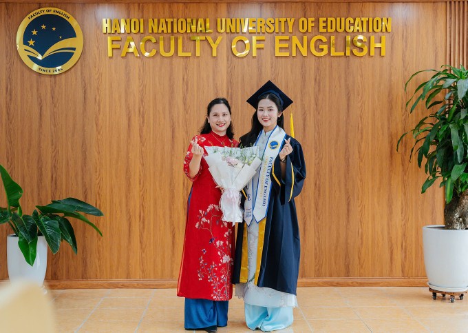 Phương Anh và TS Trần Hương Quỳnh, Trưởng khoa Tiếng Anh, Đại học Sư phạm Hà Nội, trong ngày tốt nghiệp. Ảnh: Nhân vật cung cấp