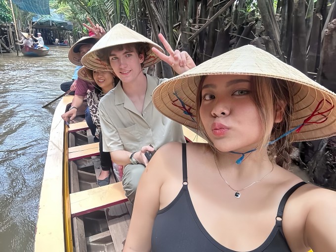 Trâm Anh, 21 tuổi, quê TP Hồ Chí Minh và bạn trai người New Zealand tại Cồn Thới Sơn, Mỹ Tho, Tiền Giang, tháng 7/2025. Ảnh: Nhân vật cung cấp