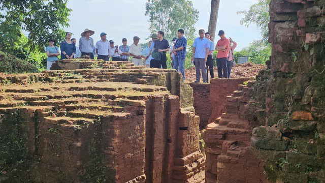 Các nhà khoa học khảo cổ Tháp đôi Liễu Cốc.