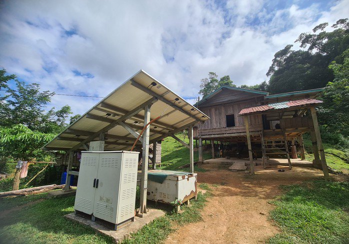 Một điểm cấp điện mặt trời bị bỏ hoang, không được quản lý, dẫn đến thiết bị hư hỏng - Ảnh Hoàng Phúc