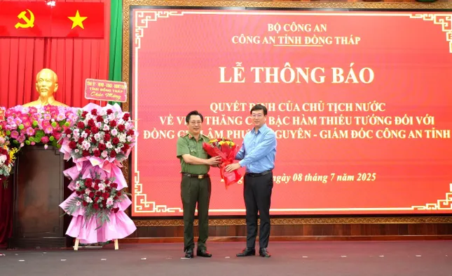 Bí thư Tỉnh uỷ Đồng Tháp - Lê Quốc Phong tặng hoa chúc mừng Thiếu tướng Lâm Phước Nguyên. (Ảnh: Trọng Tín)