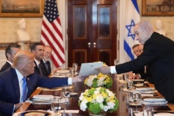 Thủ tướng Israel trao tận tay Tổng thống Donald Trump món quà bất ngờ