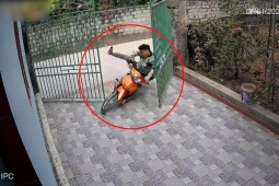 Clip: Cố luồn xe qua cổng hẹp, thanh niên  chổng vó  ngay trước cửa nhà