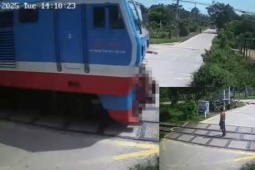 Camera ghi lại khoảnh khắc người đàn ông “đứng im khi tàu hỏa lao tới”