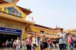 Vì sao du khách Tây quay lại Việt Nam 19 lần trong 18 năm?