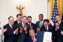 Ông Trump công bố thuế 25-40% lên 14 nước: Giá vàng vọt tăng, toàn cầu rúng động