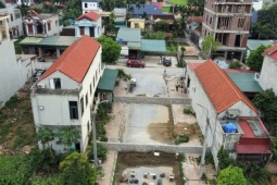 Ba hộ dân xây tường chặn đường vào khu dân cư