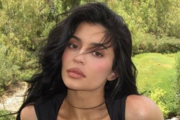 Kylie Jenner gây bàn tán vì lộ sẹo nâng ngực