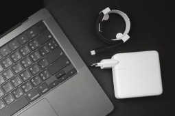 Sạc iPhone bằng bộ sạc của MacBook sẽ gây cháy nổ, hư pin?