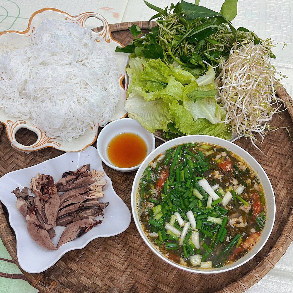 Thương vợ thiệt thòi, chồng hết lòng bù đắp bằng những mâm cơm đầm ấm - 4
