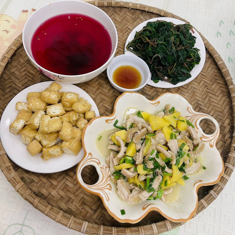 Thương vợ thiệt thòi, chồng hết lòng bù đắp bằng những mâm cơm đầm ấm - 6