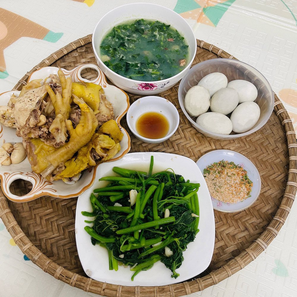 Thương vợ thiệt thòi, chồng hết lòng bù đắp bằng những mâm cơm đầm ấm - 8