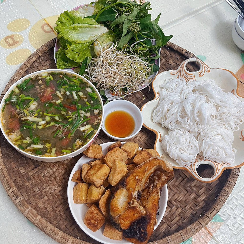 Mâm cơm đủ chất, đủ các thành viên trong gia đình là điều Vui ao ước bấy lâu