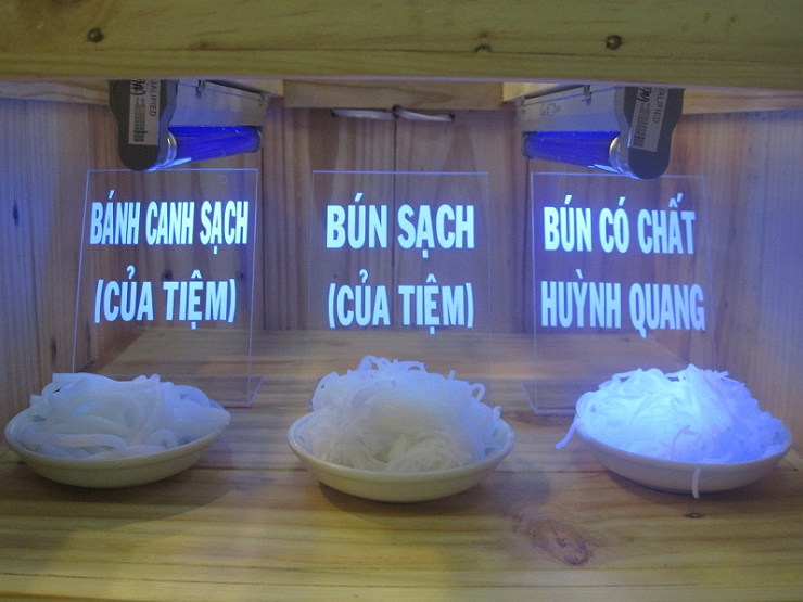 Bún có huỳnh quang khi chiếu đèn tia cực tím sẽ phát sáng.