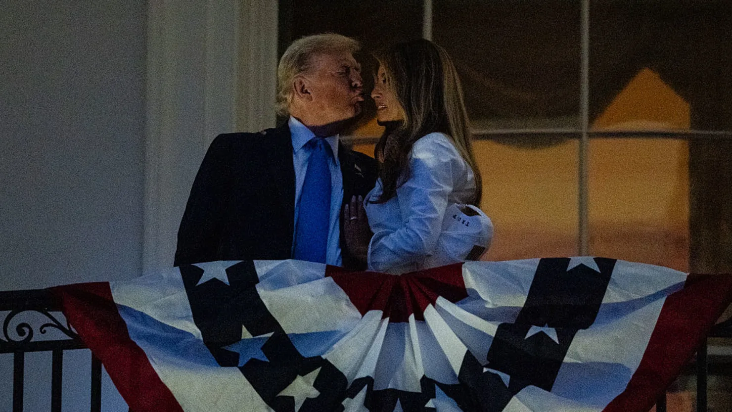 Tổng thống Hoa Kỳ Donald Trump và Đệ nhất phu nhân Melania Trump trao nhau nụ hôn khi họ xem pháo hoa trong lễ kỷ niệm Ngày 4 tháng 7 tại Nhà Trắng