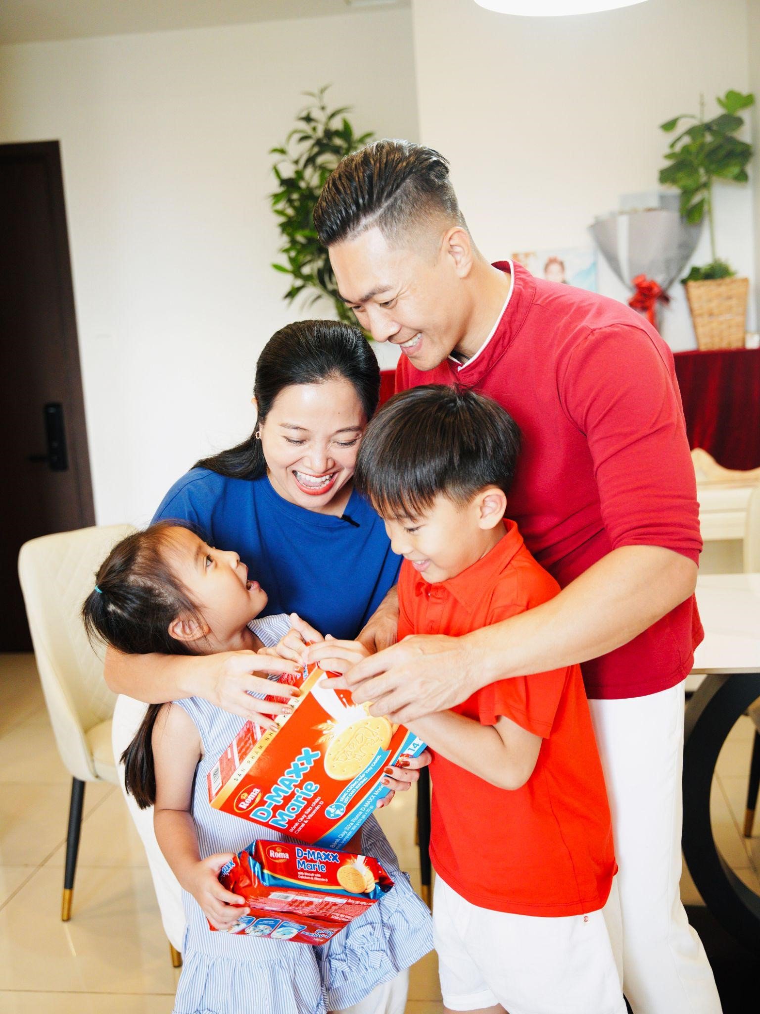 Hai bé nhà MC Hồng Phượng đều rất yêu thích D-MAXX nhờ hương vị thơm ngon và tiện lợi.&nbsp;&nbsp;&nbsp;