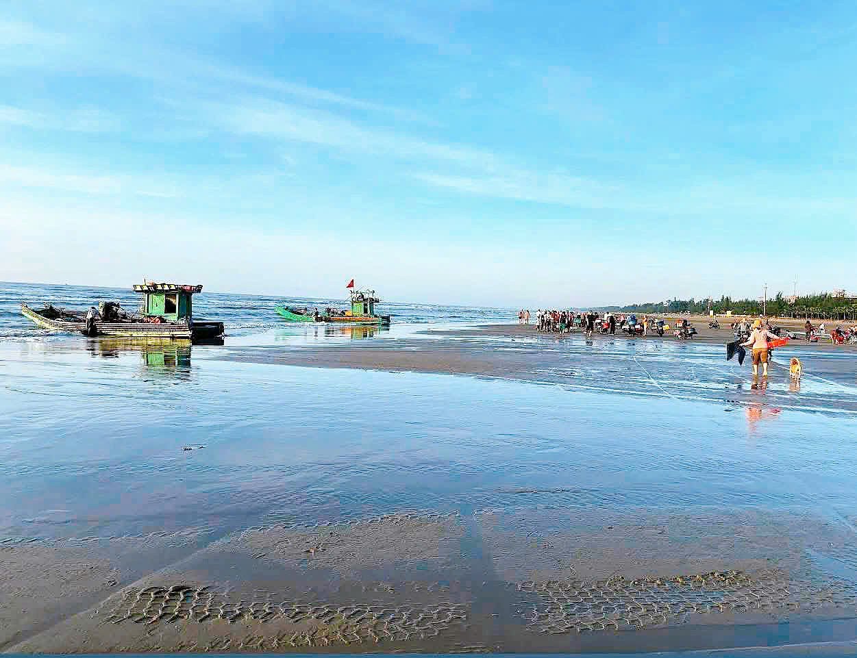 Bãi biển hoang sơ cách Hà Nội 3 giờ lái xe, cảnh đẹp tự nhiên, hải sản tươi ngon - 4