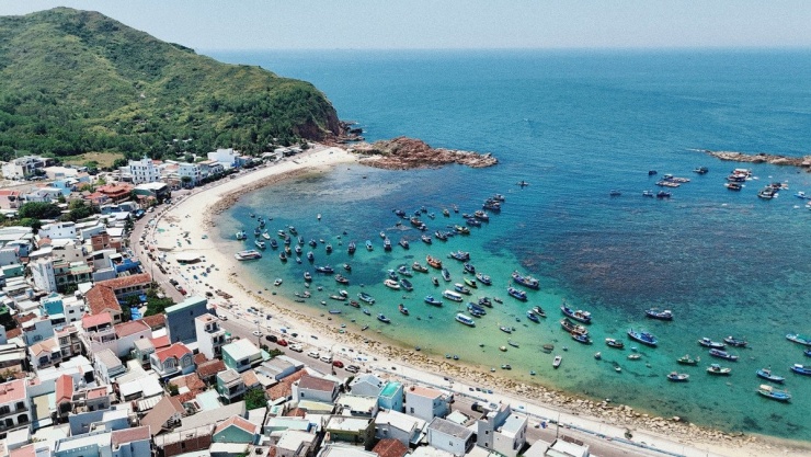 Làng Nhơn Hải thuộc phường Quy Nhơn Đông, đây không phải là cái tên xuất hiện dày đặc trên bản đồ du lịch, nhưng lại có tất cả những gì khiến du khách phải nhớ mãi: nước biển trong veo, đảo Hòn Khô hoang sơ, người dân thân thiện, và đặc sản hải sản tươi ngon. Ảnh Đặng Quang Vinh
