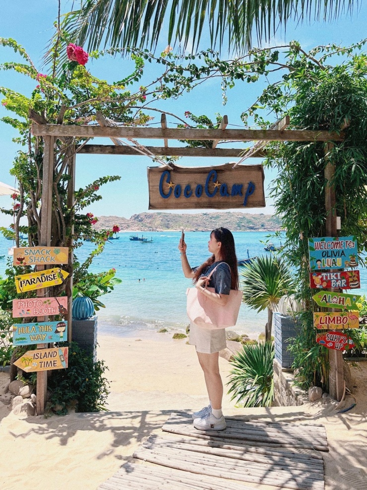 Chiều tối, quanh khu vực gần biển – nhất là đoạn gần Cococamp – thường có nhiều hàng ăn vặt tụ tập, đông vui nhưng vẫn giữ được nét nhẹ nhàng đặc trưng của vùng quê biển. Ảnh Đặng Quang Vinh